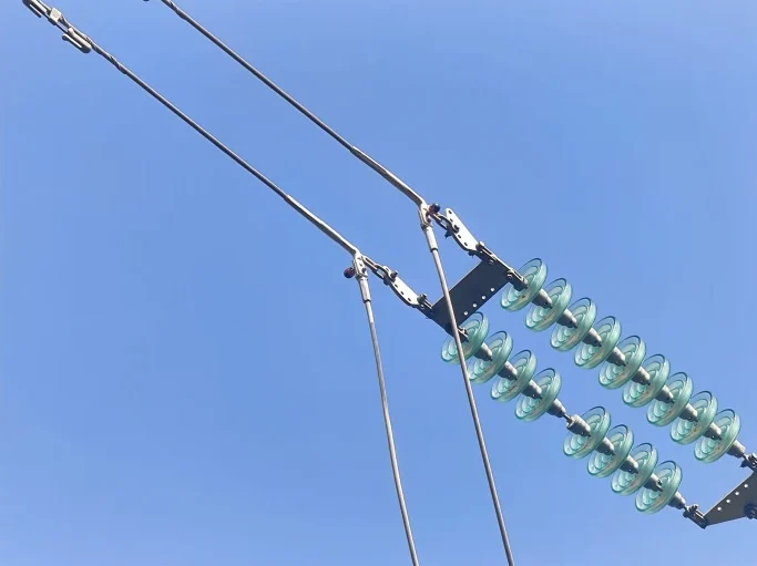 Sensor RADEXA instalado: aisladores tipo suspensión, alta tensión · 115 kv