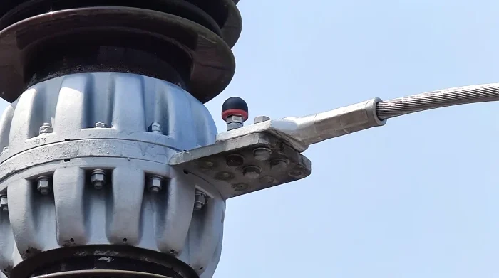 Sensor RADEXA Thermal Cap instalado en la conexión de un transformador de potencial de 115 kV