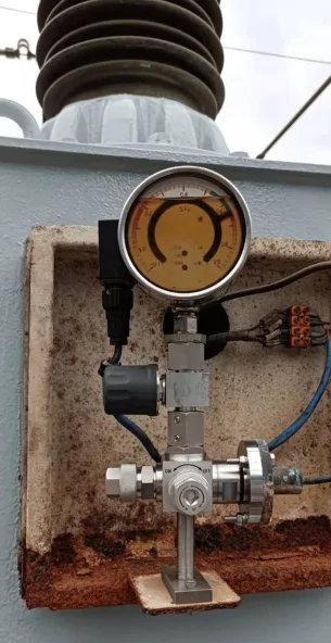 Sensor RADEXA SF6 instalado junto al densímetro de un equipo