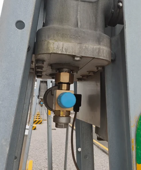 Sensor RADEXA SF6 en la base de un equipo de subestación