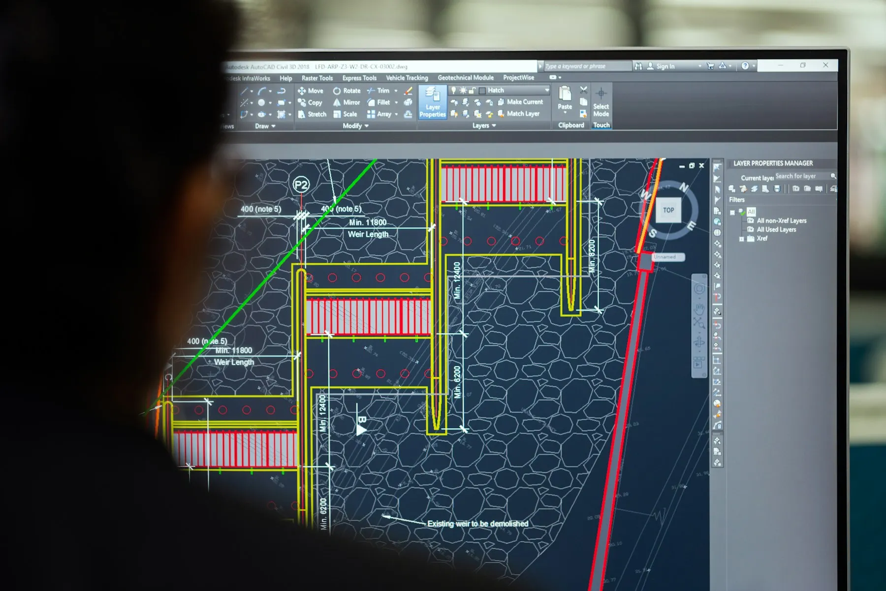 Ingeniero trabajando frente a una pantalla