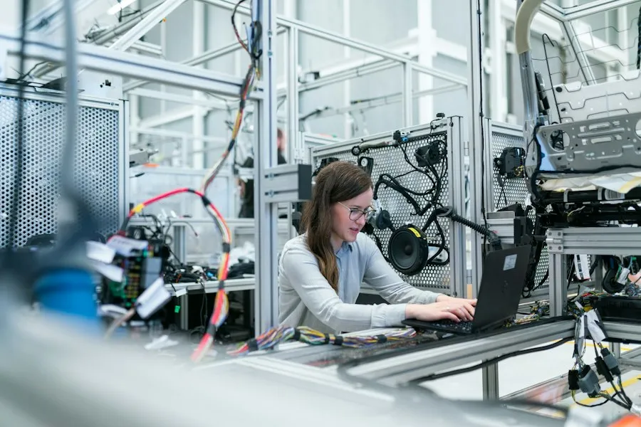 Ingeniera trabajando con equipos de automatización