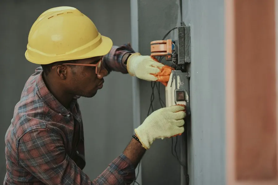 Técnico con casco trabajando en un tablero eléctrico