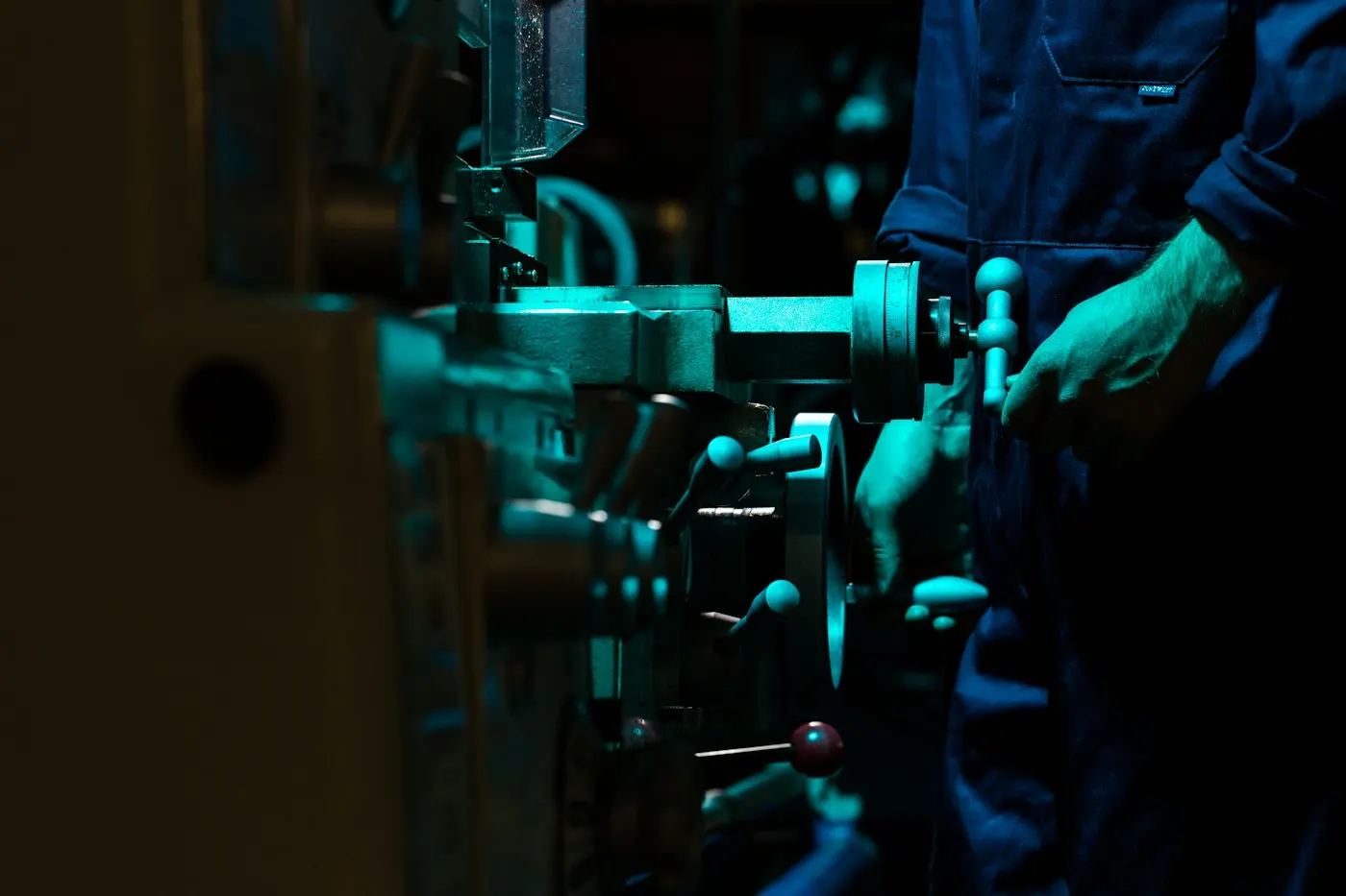 Técnico operando un equipo industrial