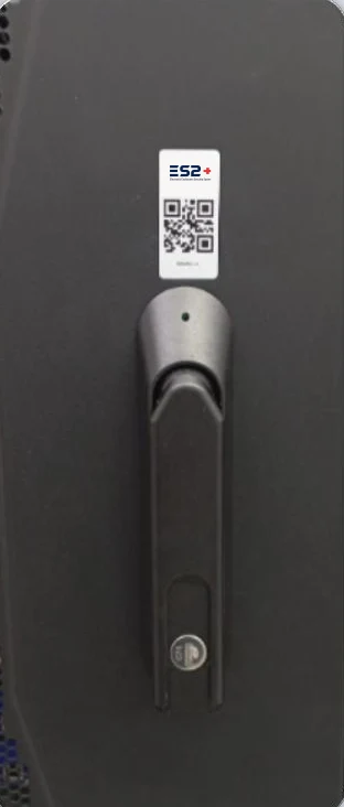 Manija electrónica ES2+ cableado en la puerta de un rack