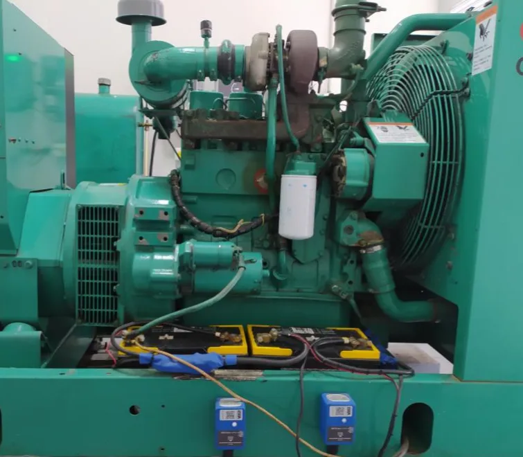 Motor de generador de emergencia con sensores GBM en las baterías de arranque