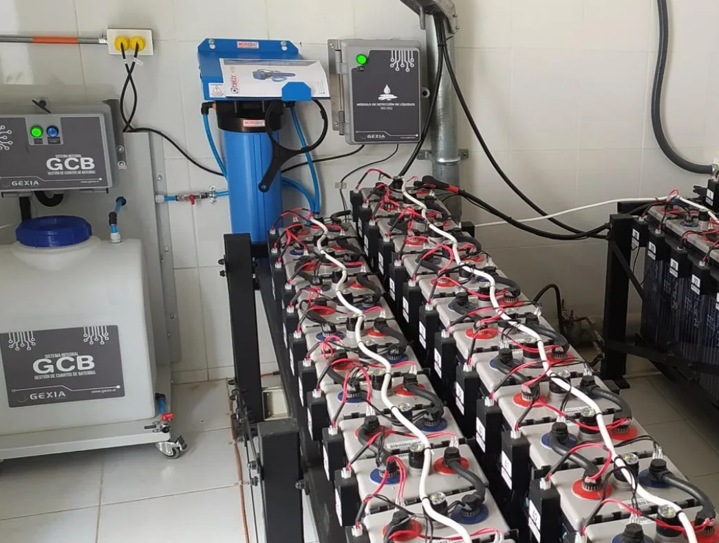 Cuarto de baterías con el sistema GCB y bancos de baterías monitoreados